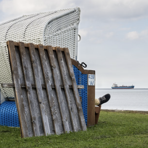 Mensch entspannt im Strandkorb